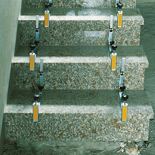Stufenklammer zum exakten setzen von Treppen und Stufen - Stufenklammern günstig kaufen bei KARL DAHM