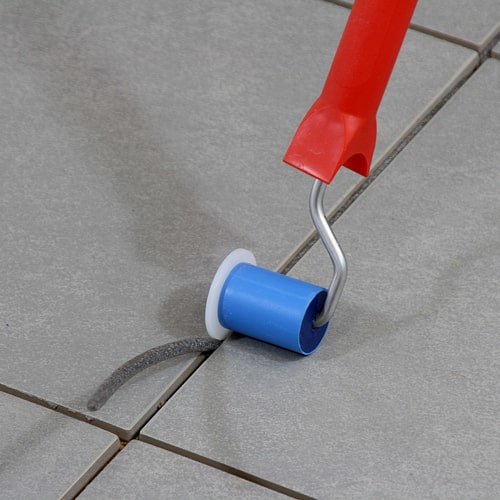 Round profile filling roller for PE round profiles with handle. Blue roller with red handle. Filling round profile into grey tiles - KARL DAHM